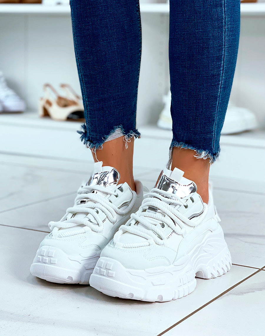 BASKETS BLANCHES ? GROSSE PLATEFORME ET ? D?TAILS M?TALLIQUE