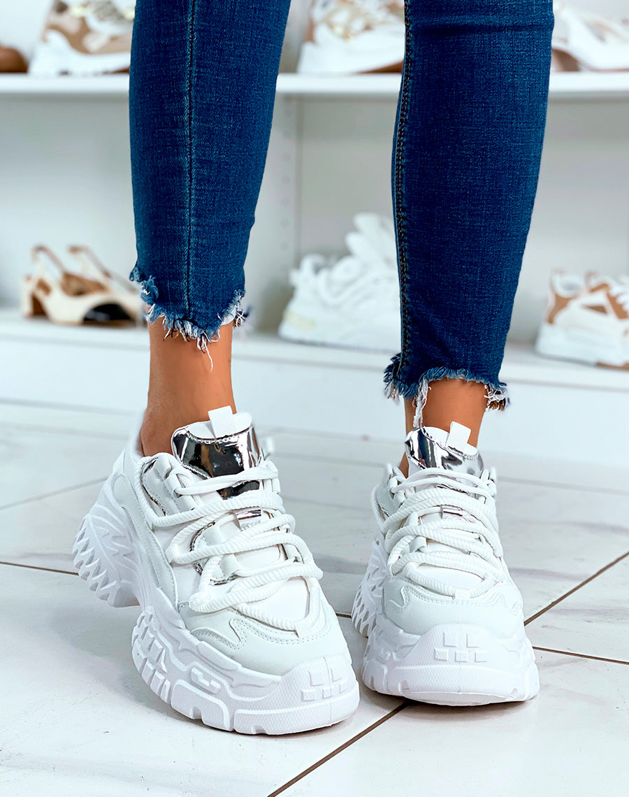 BASKETS BLANCHES ? GROSSE PLATEFORME ET ? D?TAILS M?TALLIQUE