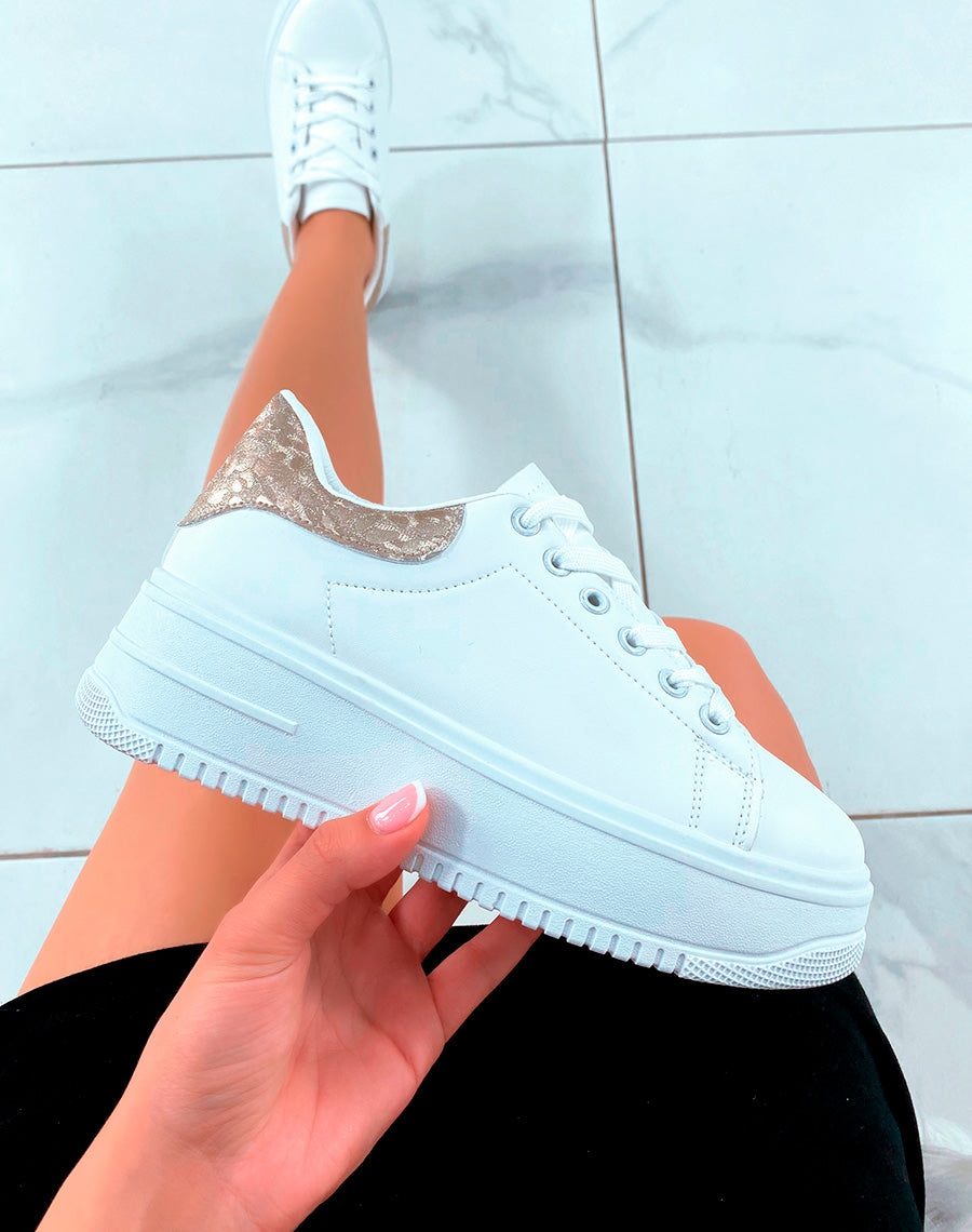 Baskets blanches à grosse plateforme et empiècement doré à motifs