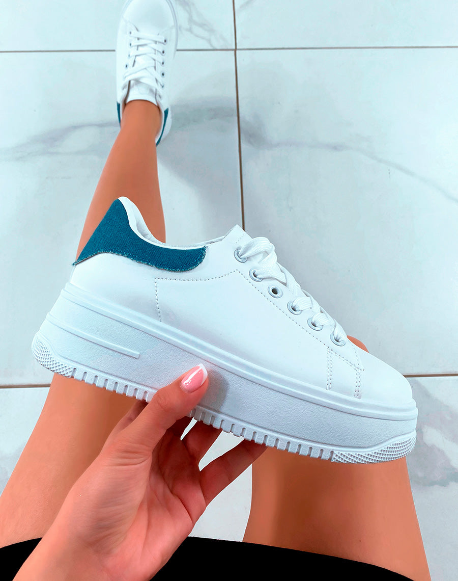 Baskets blanches à grosse plateforme et empiècement en jean