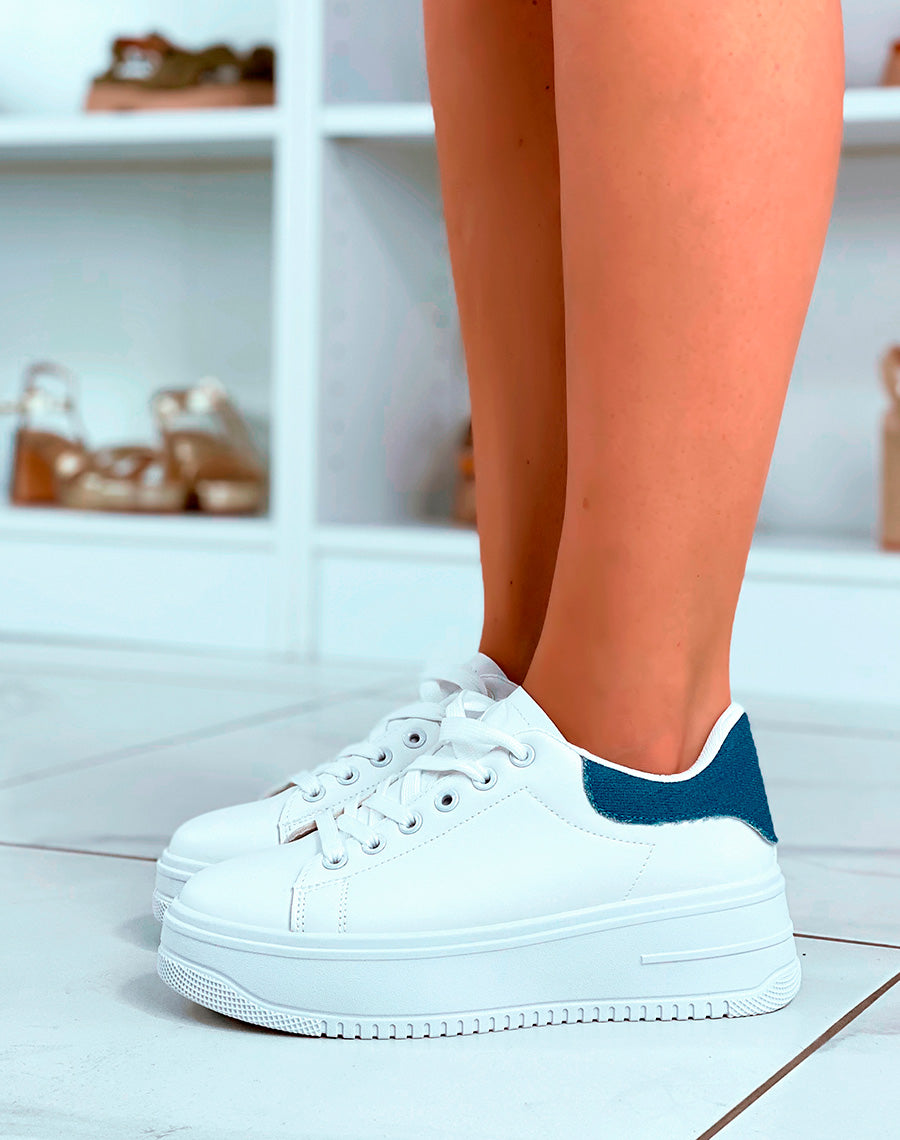 Baskets blanches à grosse plateforme et empiècement en jean
