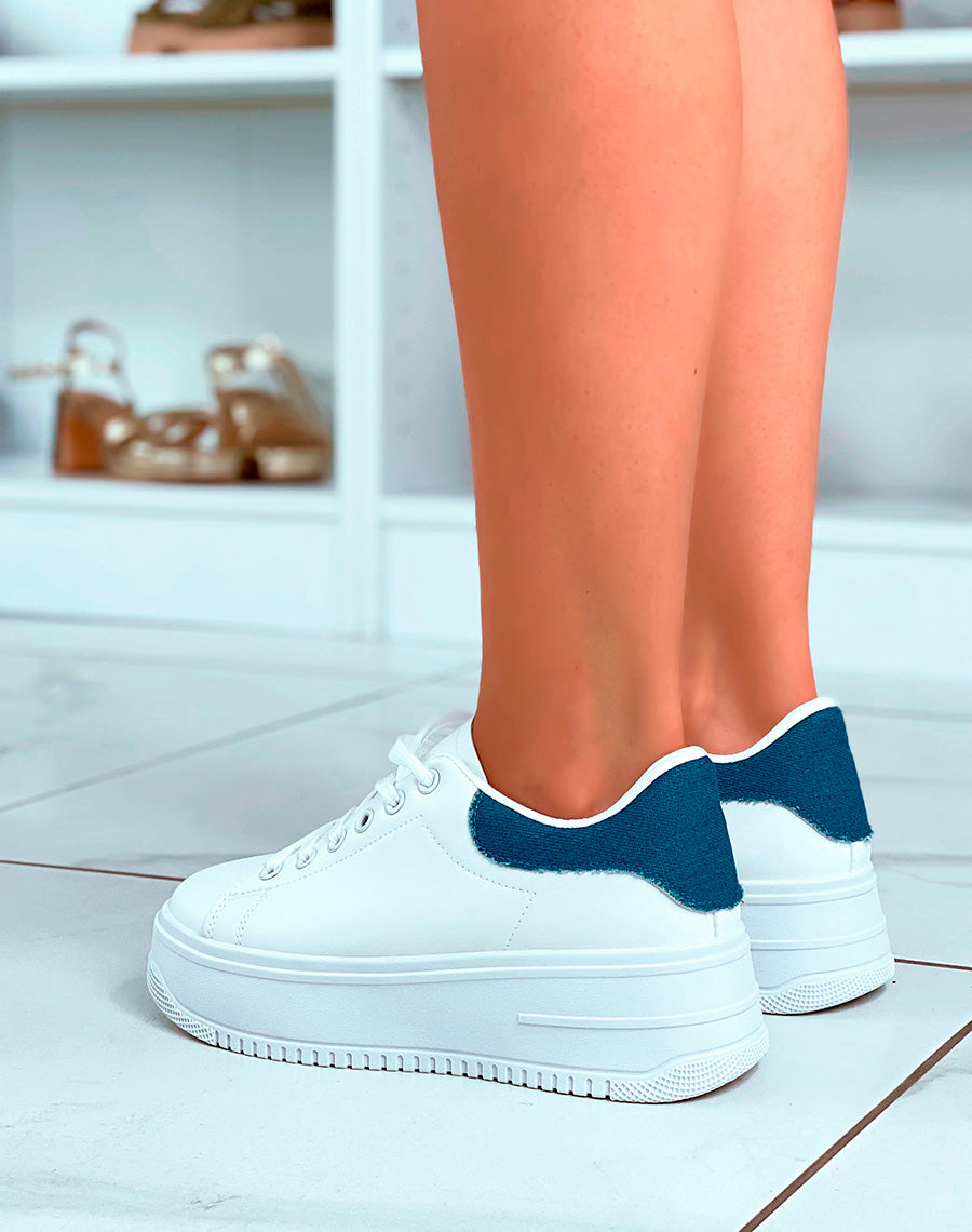 Baskets blanches à grosse plateforme et empiècement en jean