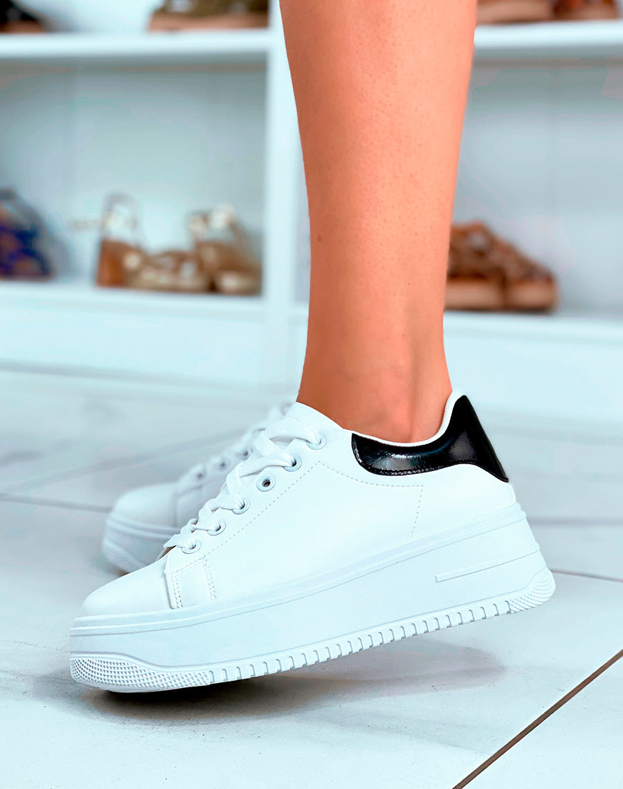 Baskets blanches à grosse plateforme et empiècement noir