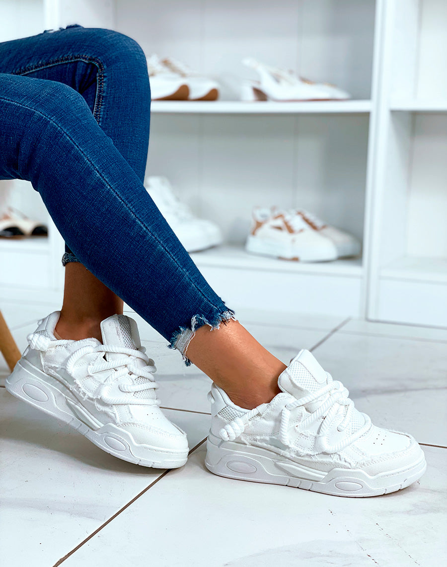 BASKETS BLANCHES ? LACET ?PAIS ET ? EFFET JEANS D?CHIR?S