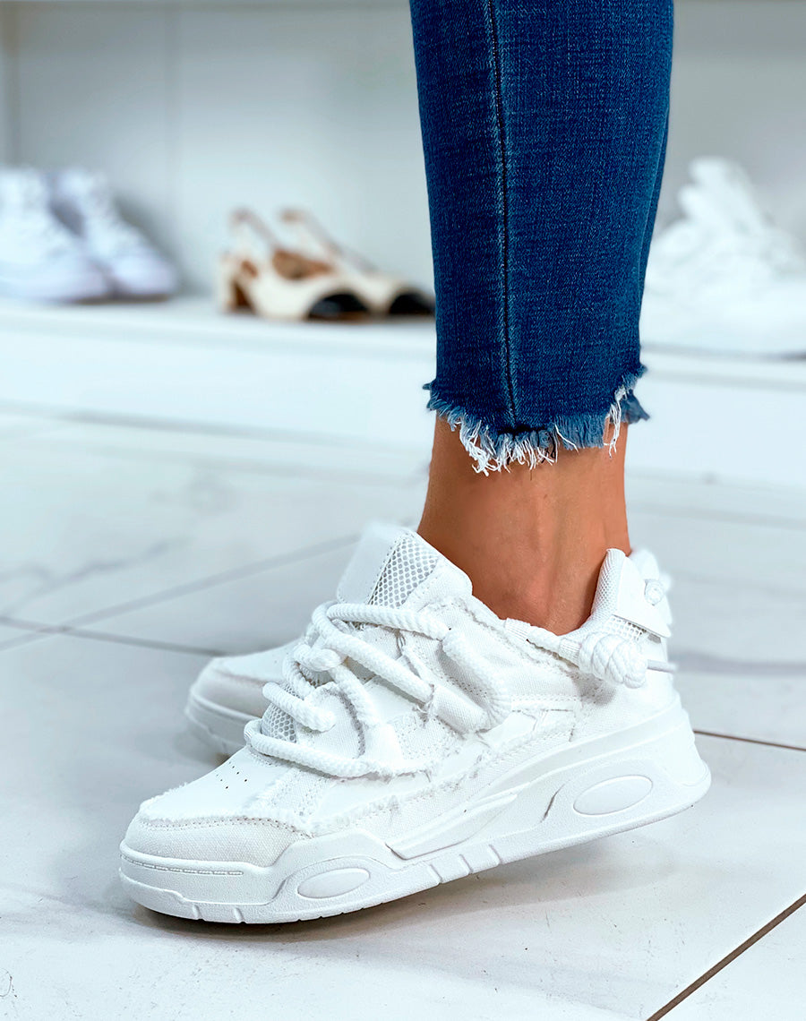 BASKETS BLANCHES ? LACET ?PAIS ET ? EFFET JEANS D?CHIR?S