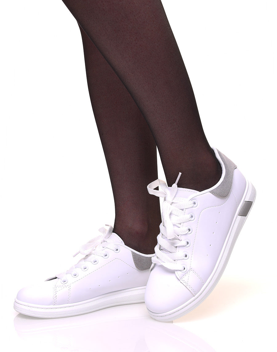 Baskets blanches à lacets avec détails gris
