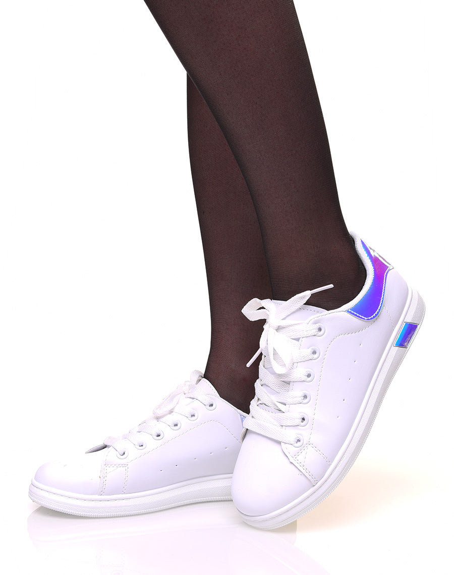Baskets blanches à lacets avec détails holographiques