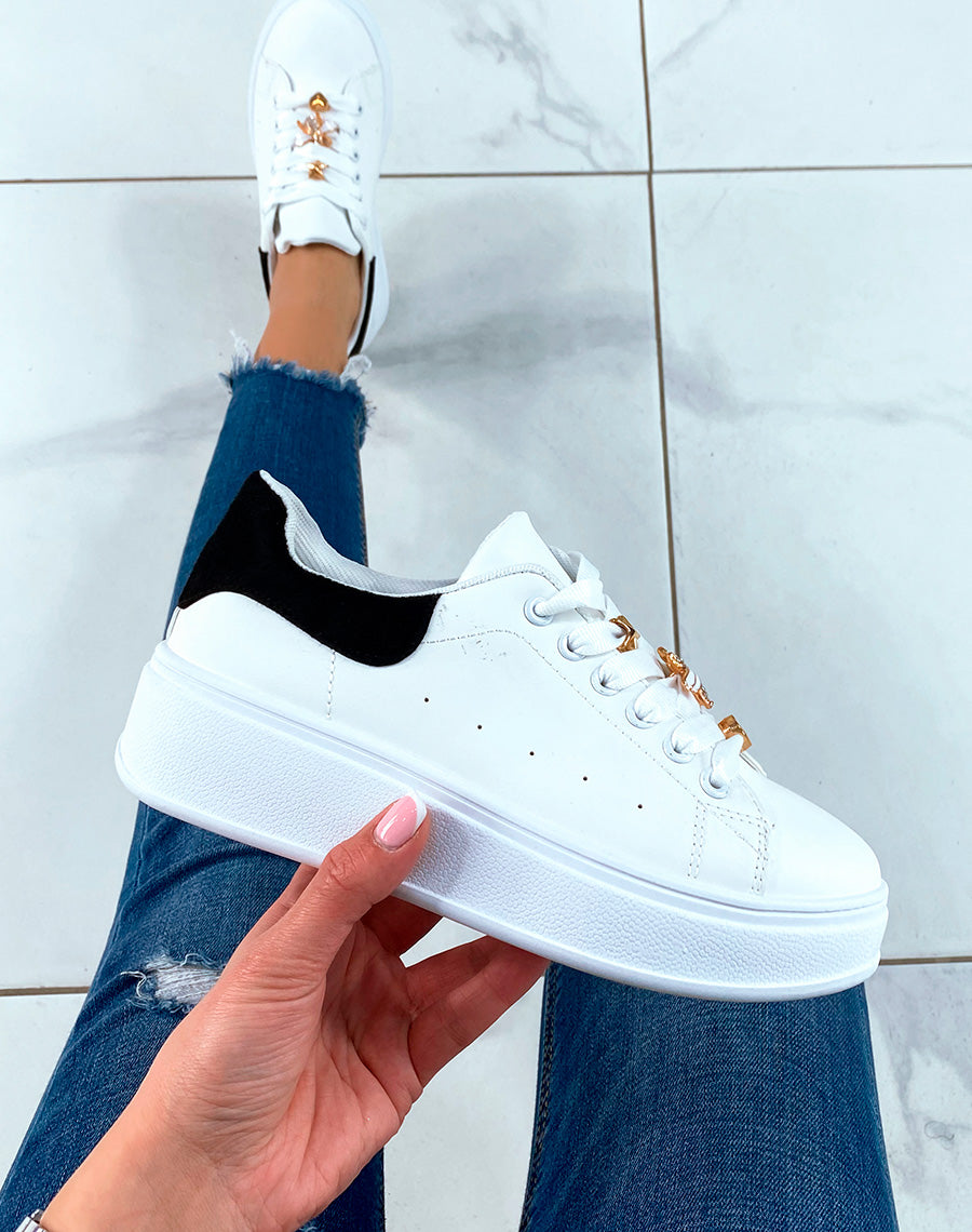 Baskets blanches à lacets avec plateforme et détail noir et bijoux dorés