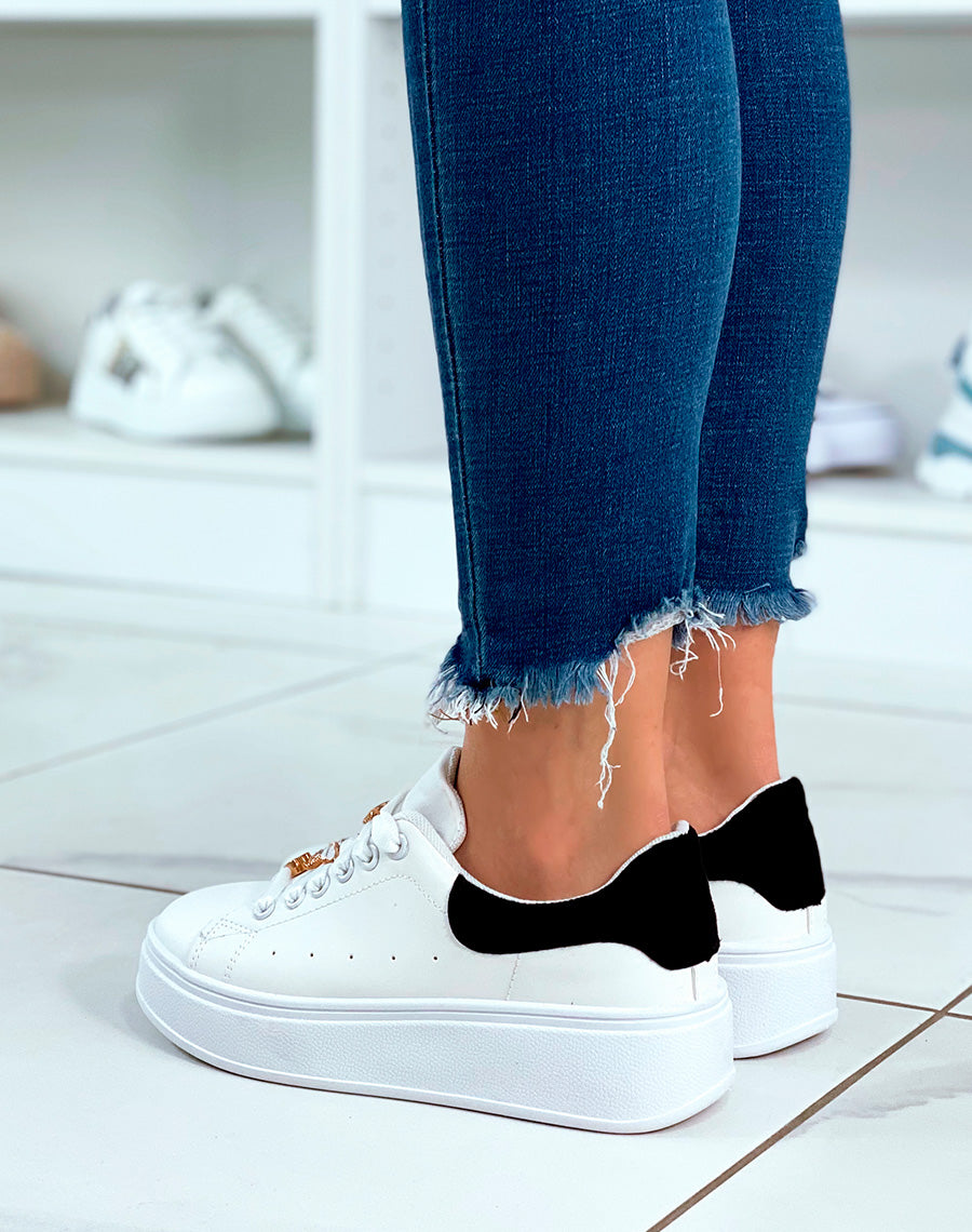 Baskets blanches à lacets avec plateforme et détail noir et bijoux dorés