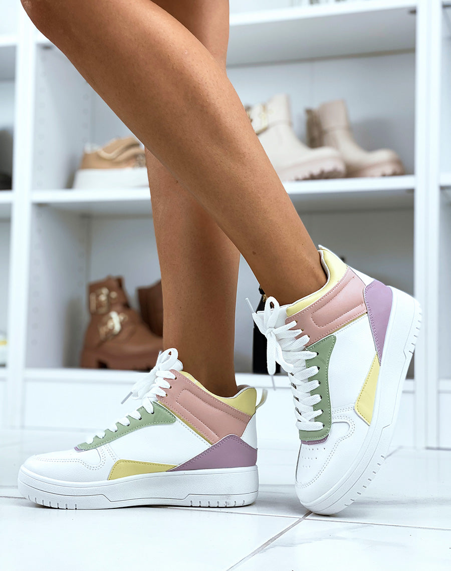 Baskets blanches montantes à empiècements roses jaunes violets et vert