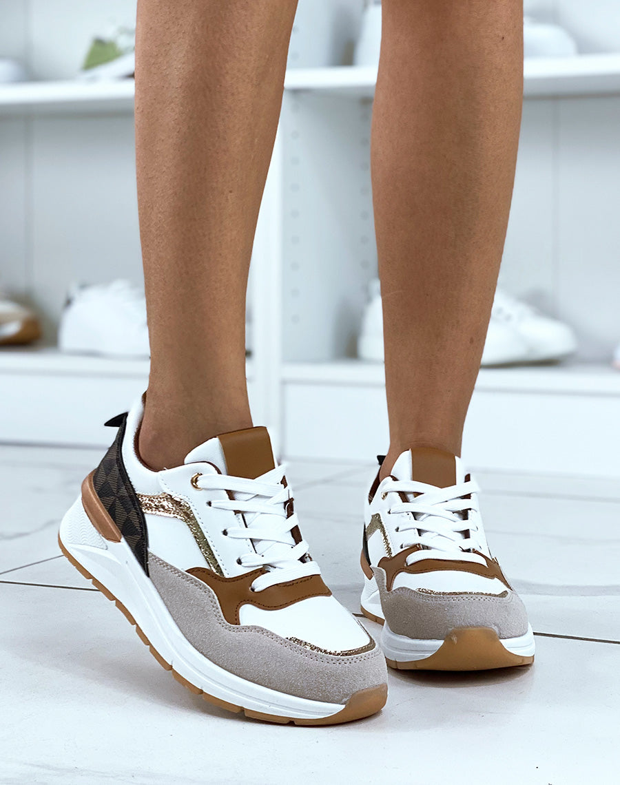 Baskets blanches à multiples détails et empiècements