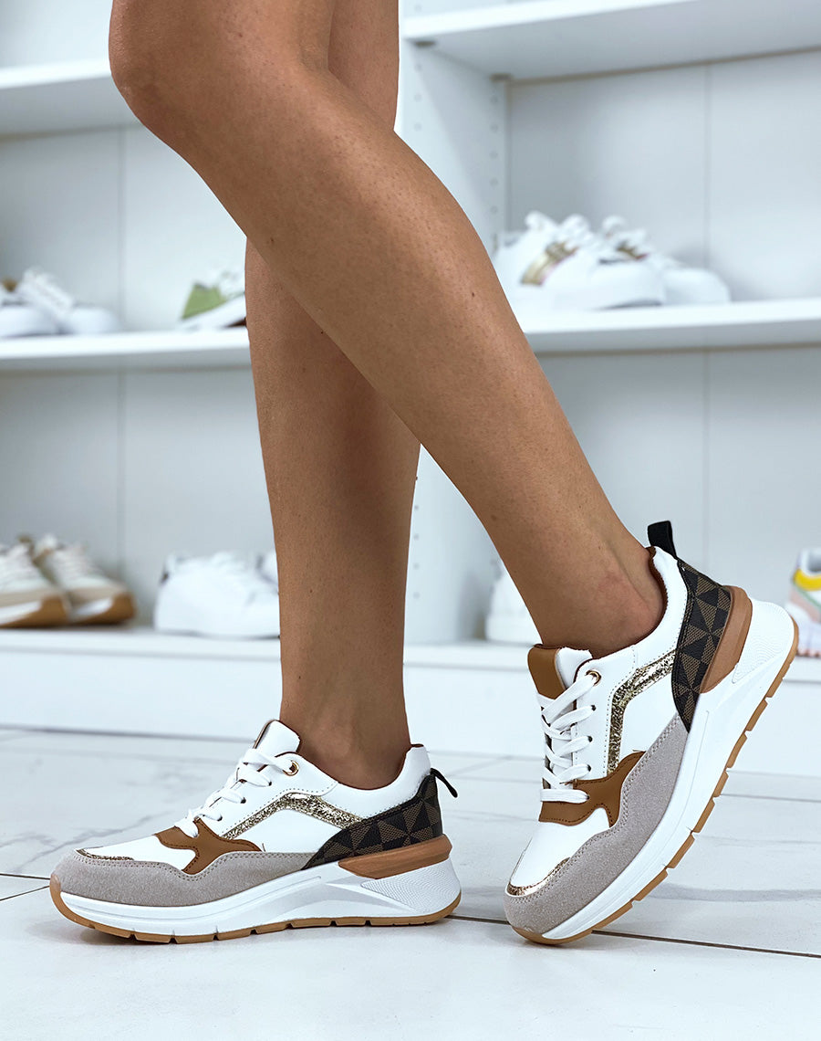 Baskets blanches à multiples détails et empiècements