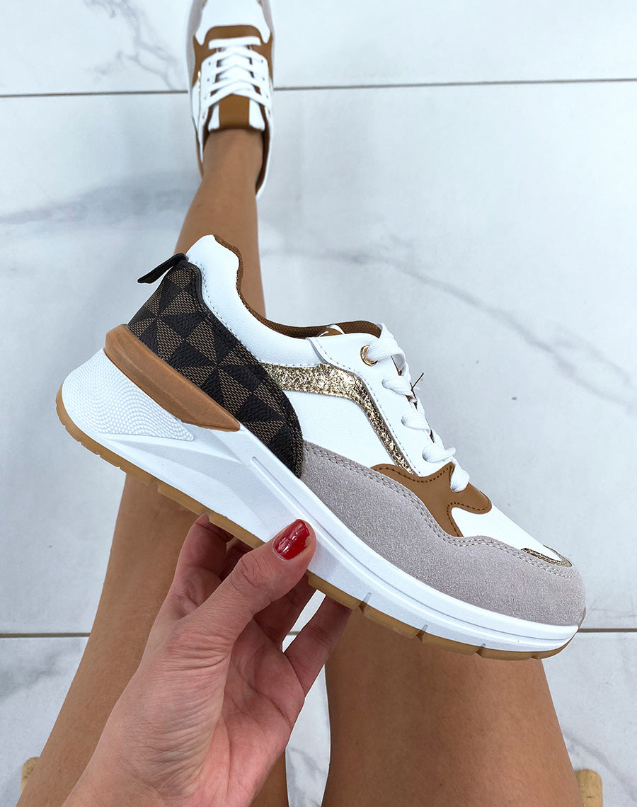 Baskets blanches à multiples détails et empiècements