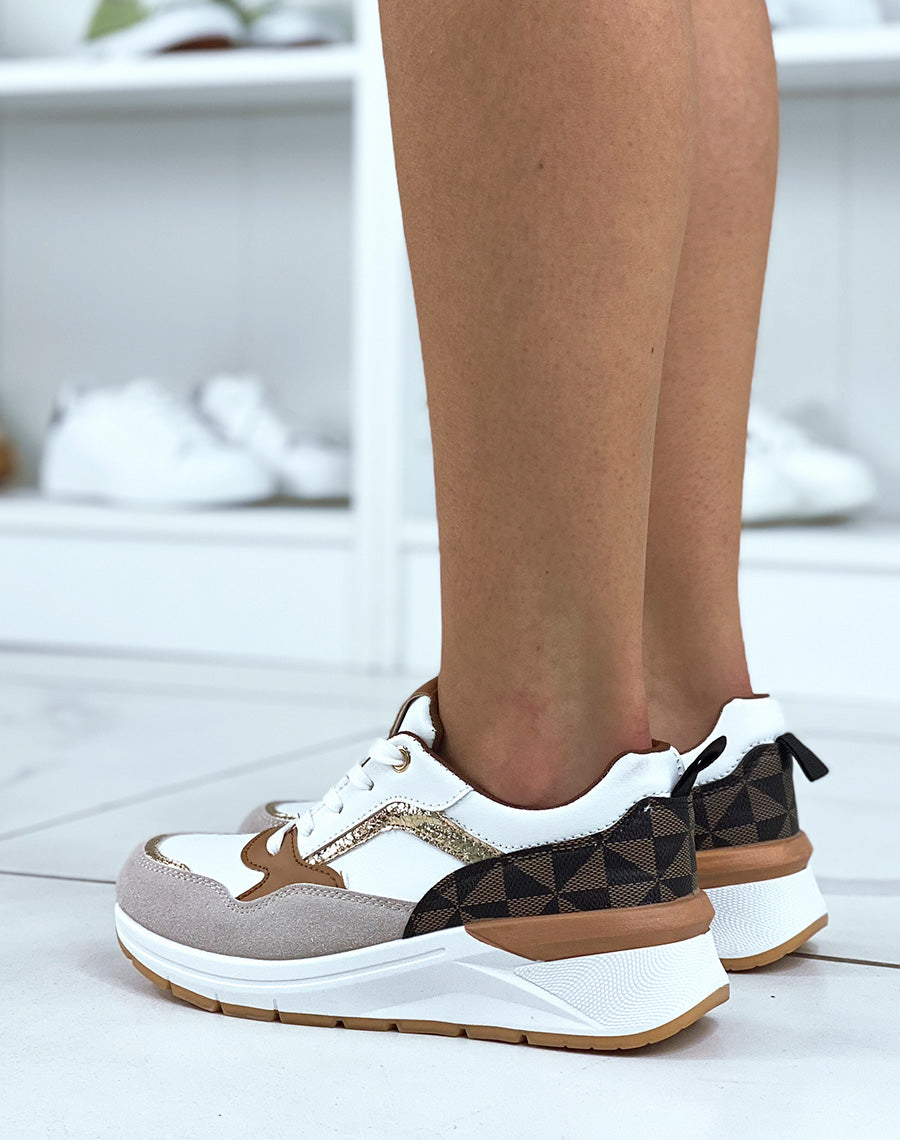 Baskets blanches à multiples détails et empiècements