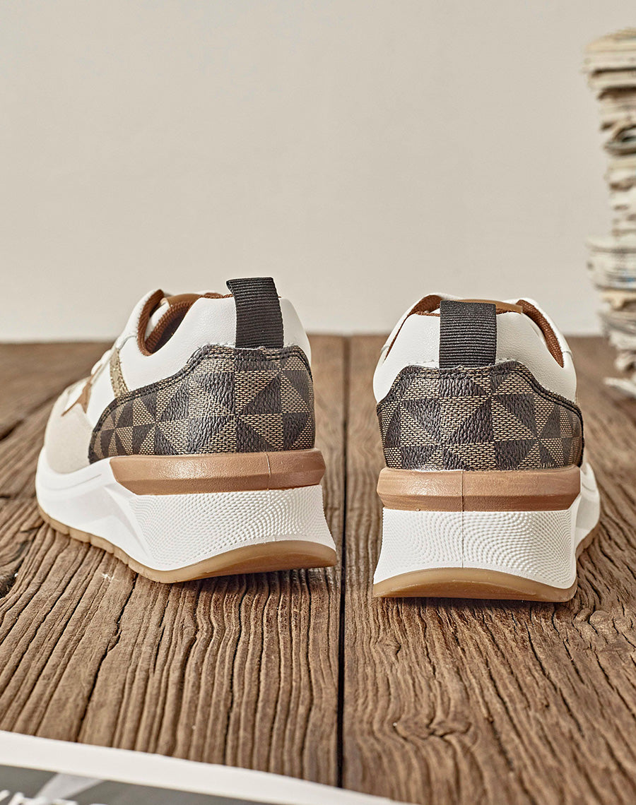 Baskets blanches à multiples détails et empiècements