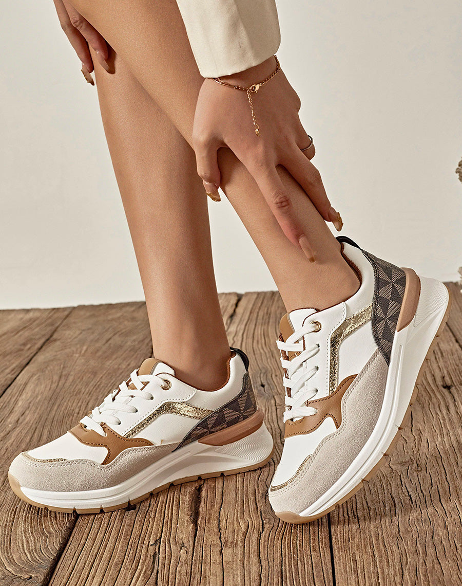 Baskets blanches à multiples détails et empiècements