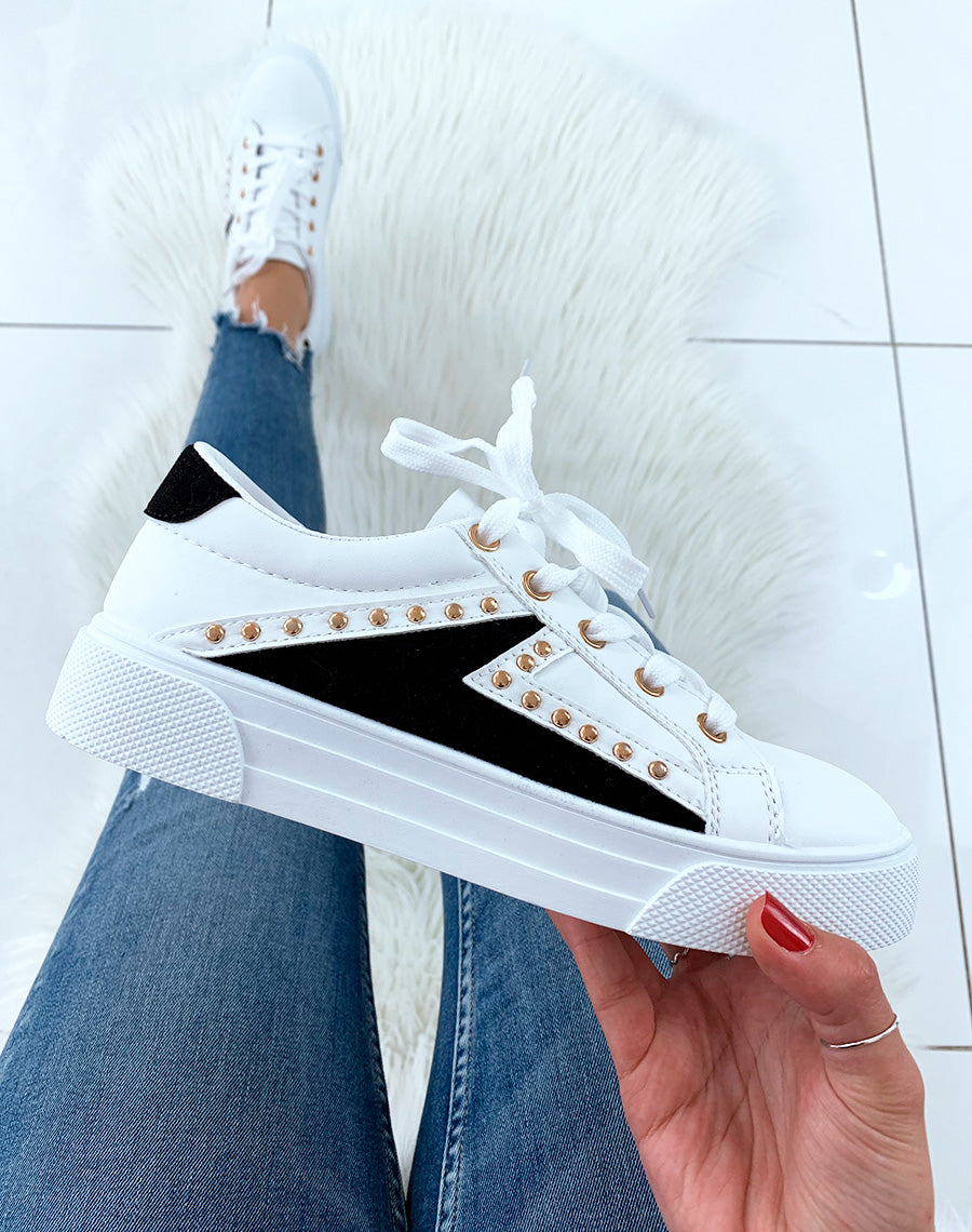 Baskets blanches à multiples empiècements en suédine noirs et ornées de clous