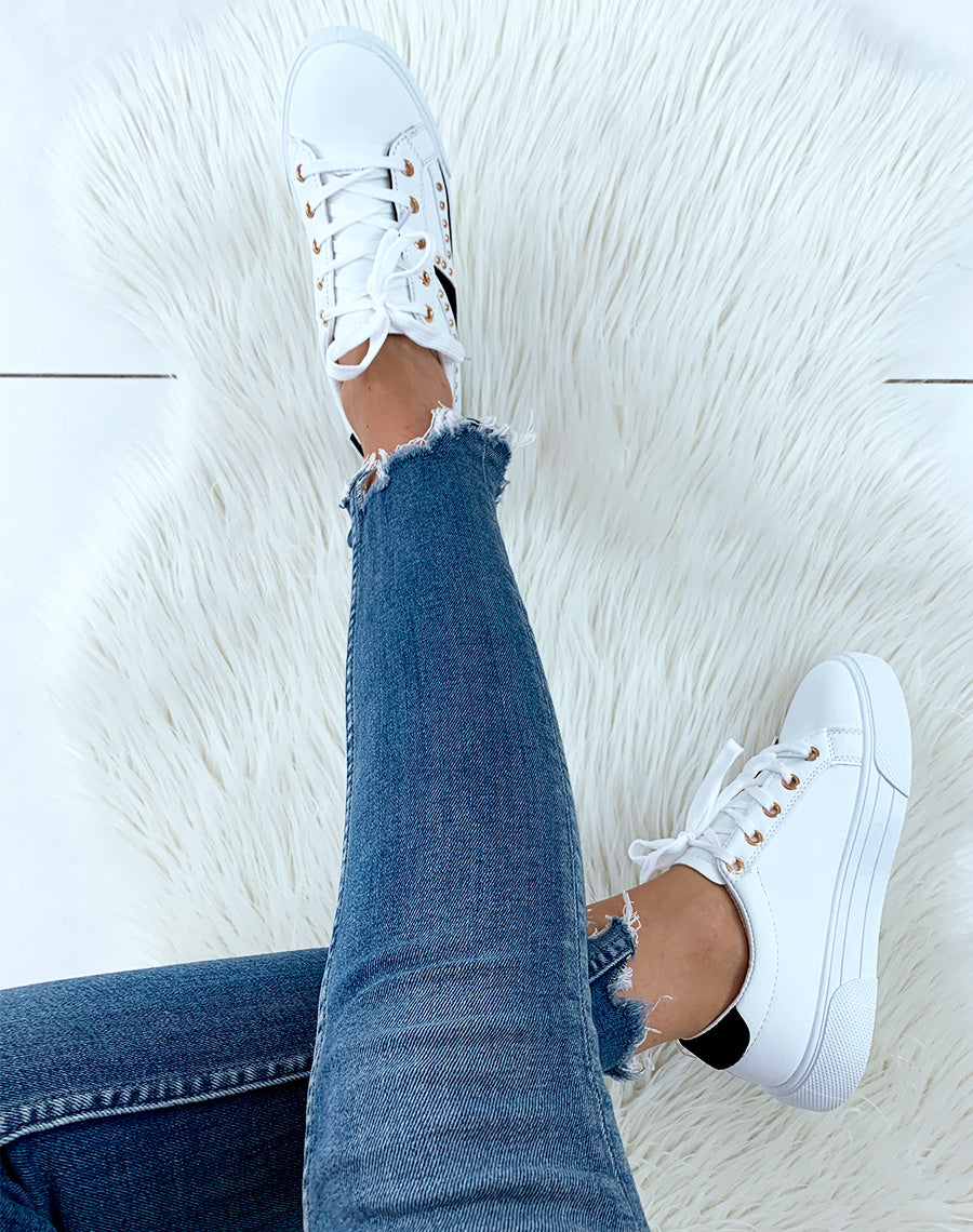 Baskets blanches à multiples empiècements en suédine noirs et ornées de clous