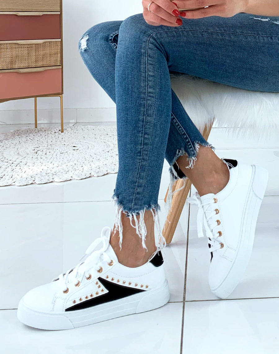 Baskets blanches à multiples empiècements en suédine noirs et ornées de clous