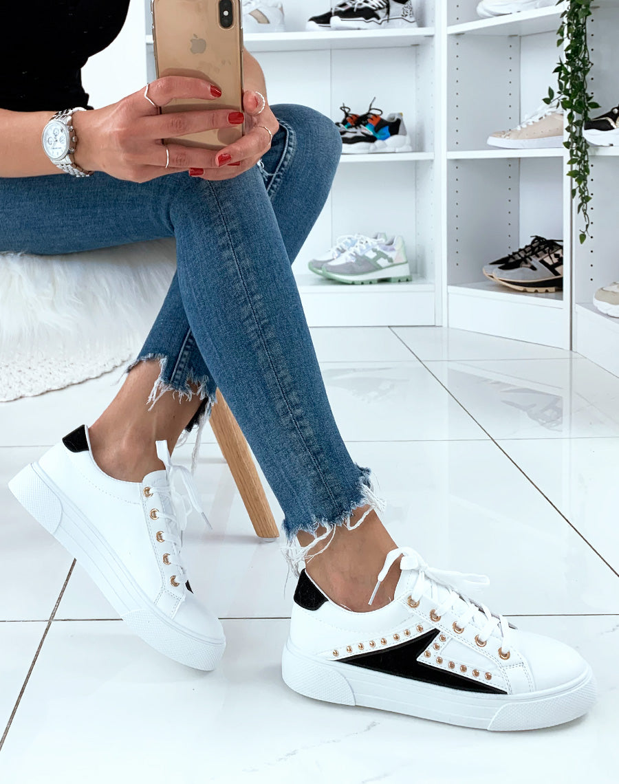 Baskets blanches à multiples empiècements en suédine noirs et ornées de clous