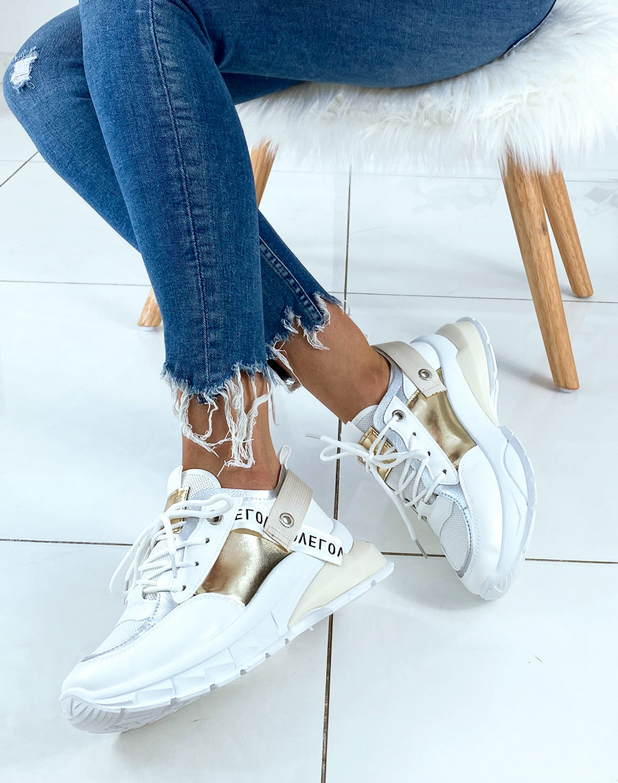 Baskets blanches à multiples empiècements et à semelle fantaisie