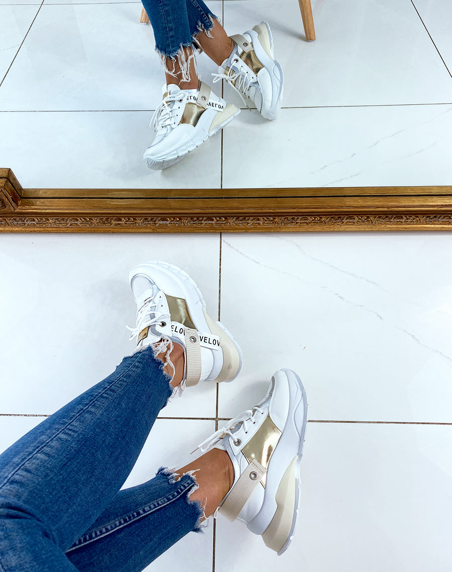 Baskets blanches à multiples empiècements et à semelle fantaisie