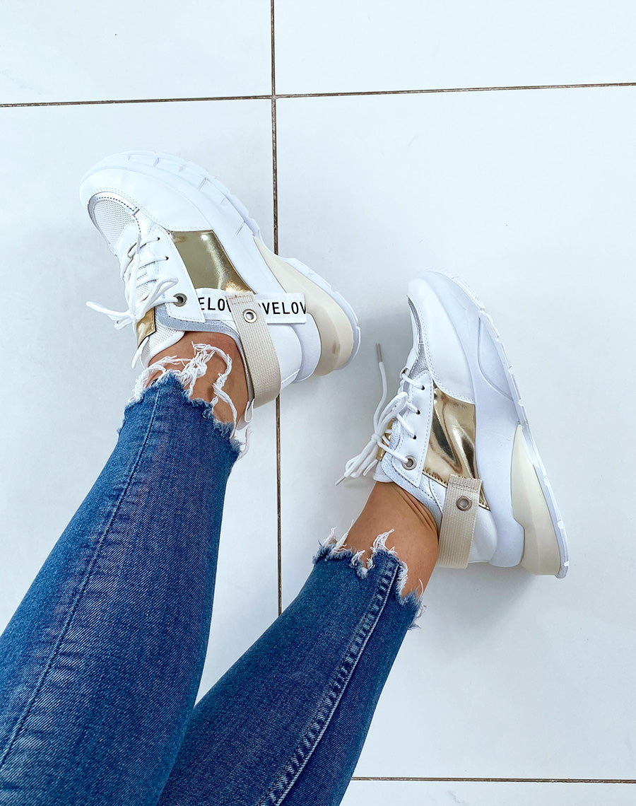 Baskets blanches à multiples empiècements et à semelle fantaisie