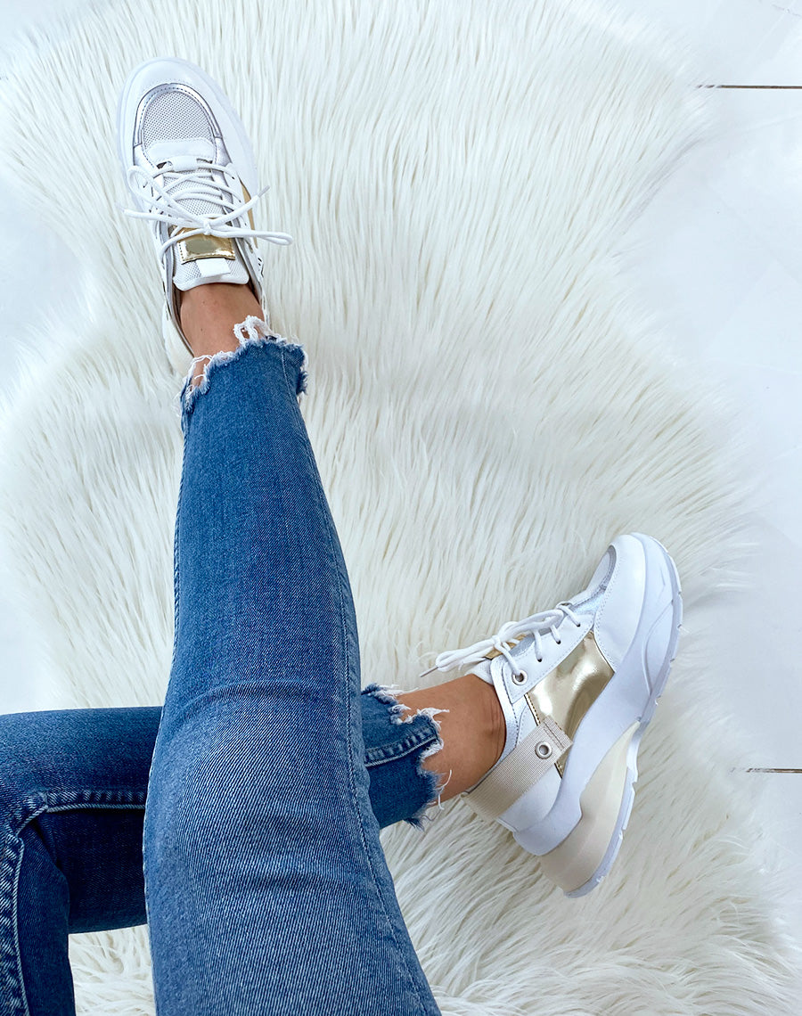 Baskets blanches à multiples empiècements et à semelle fantaisie