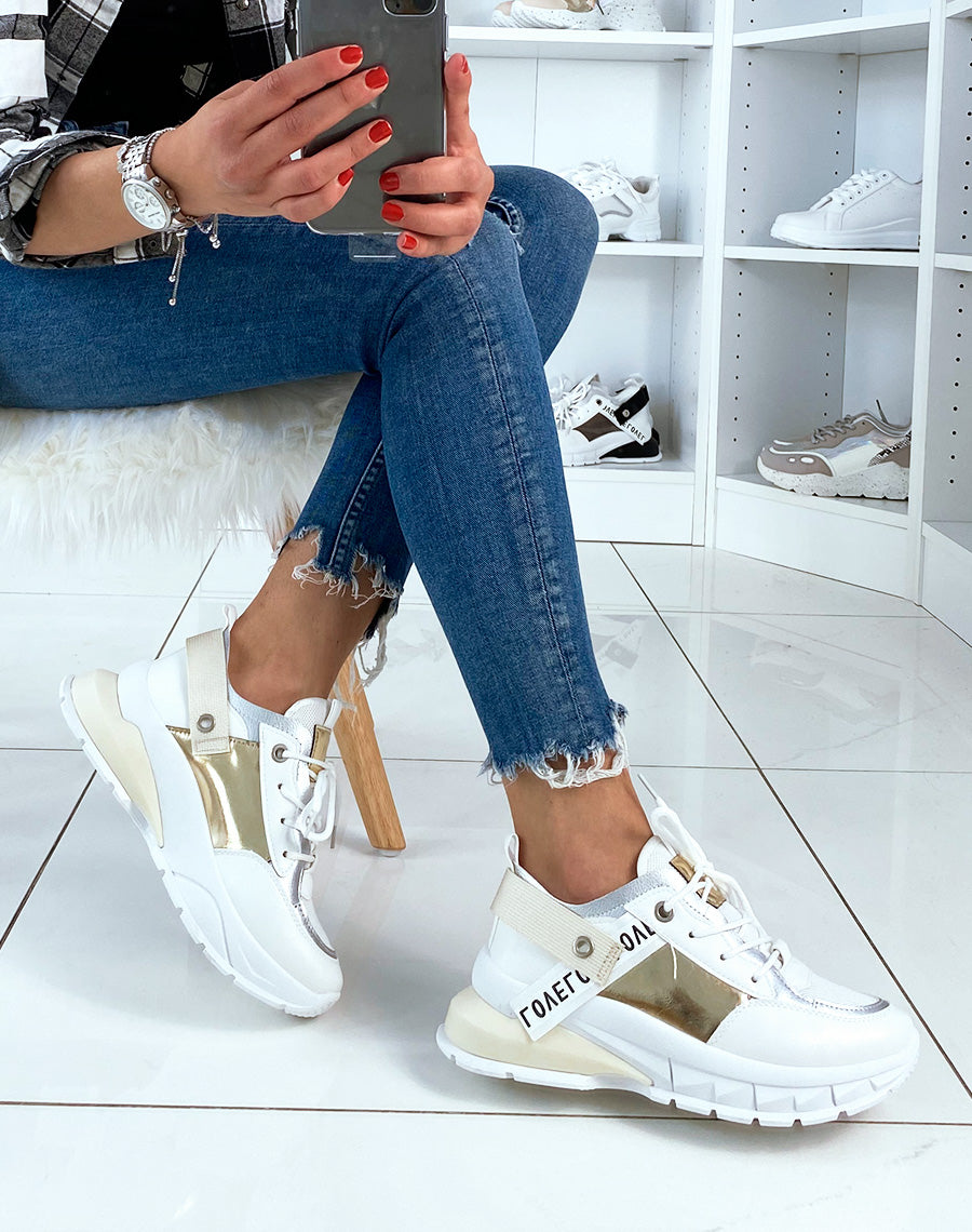 Baskets blanches à multiples empiècements et à semelle fantaisie