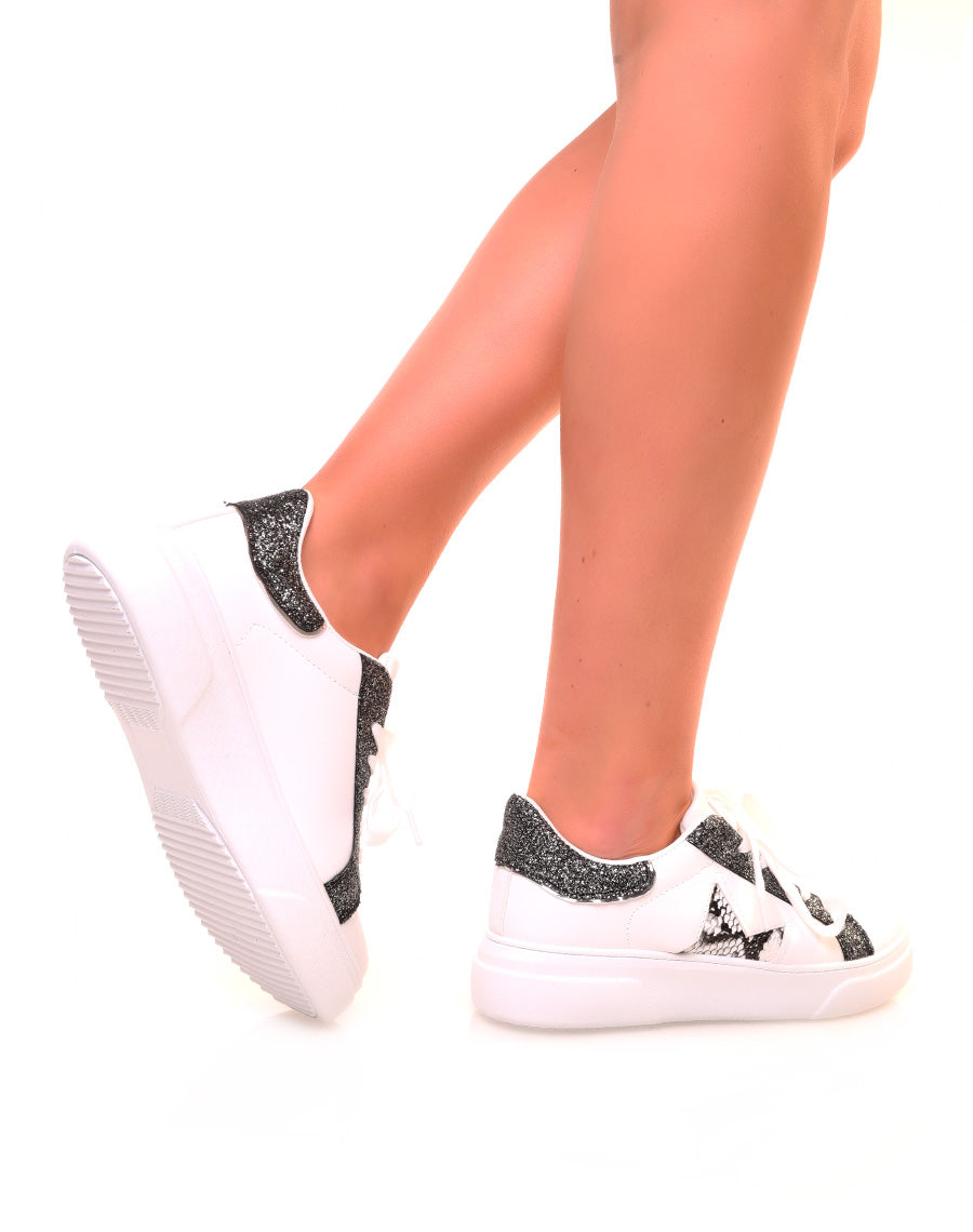 Baskets blanches à paillettes noires et empiècements croco