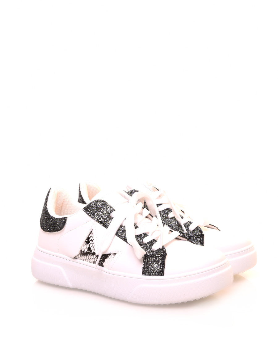 Baskets blanches à paillettes noires et empiècements croco