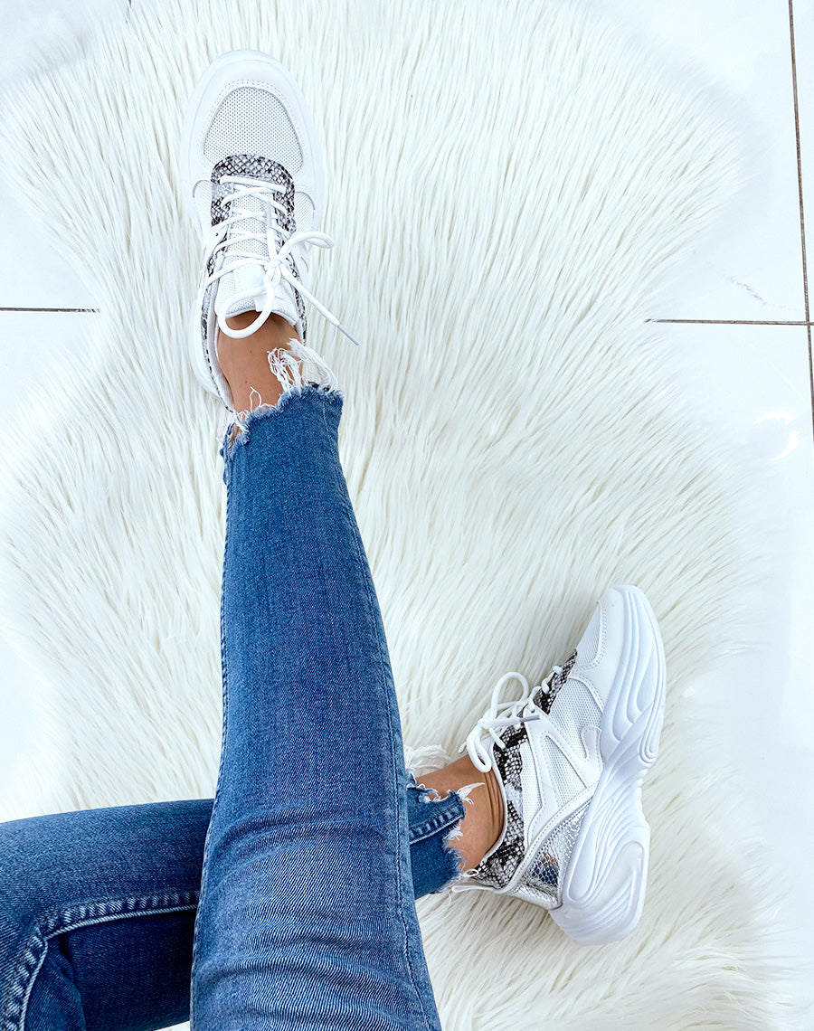 Baskets blanches à plateforme et à motif serpent