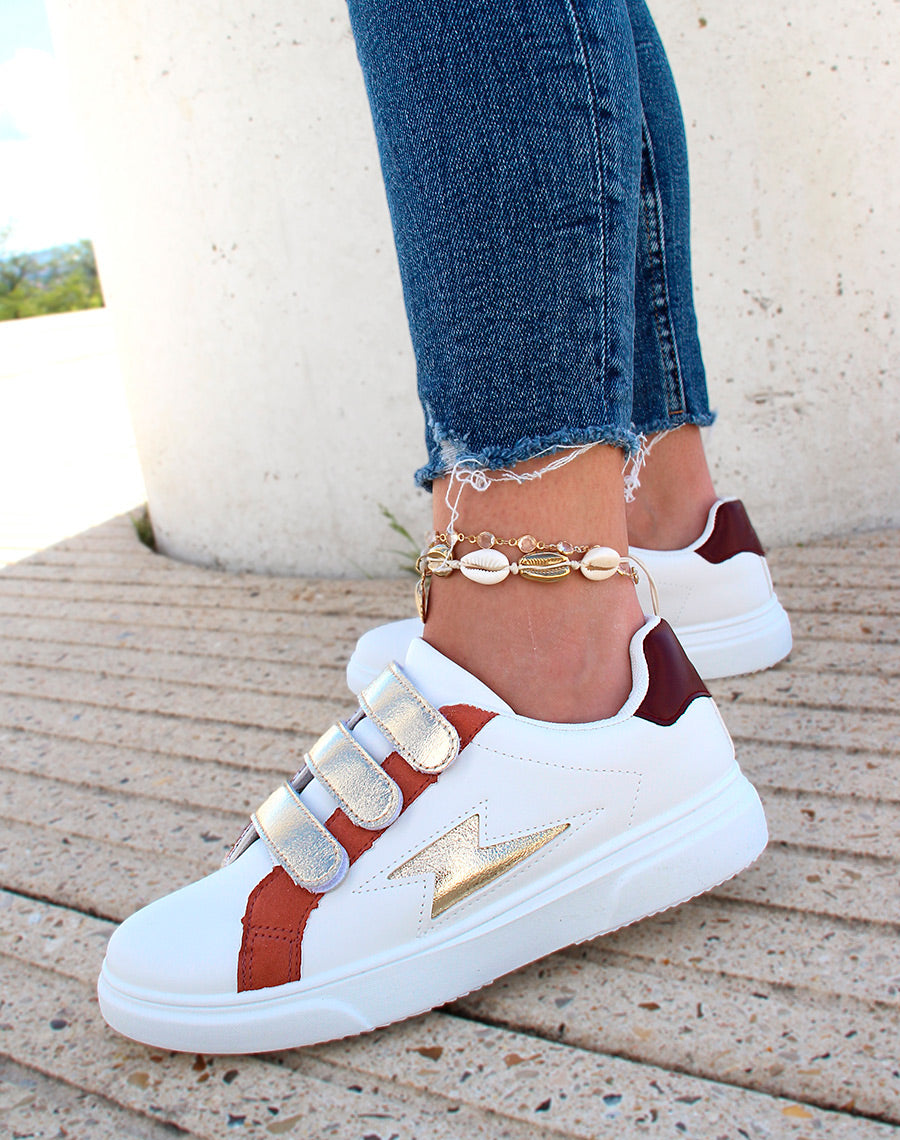 Baskets blanches à scratchs et motif dorés