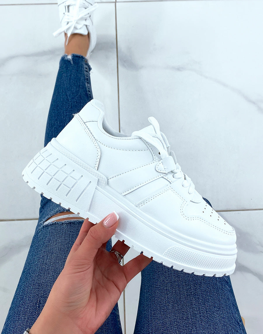 Baskets blanches à semelle épaisse