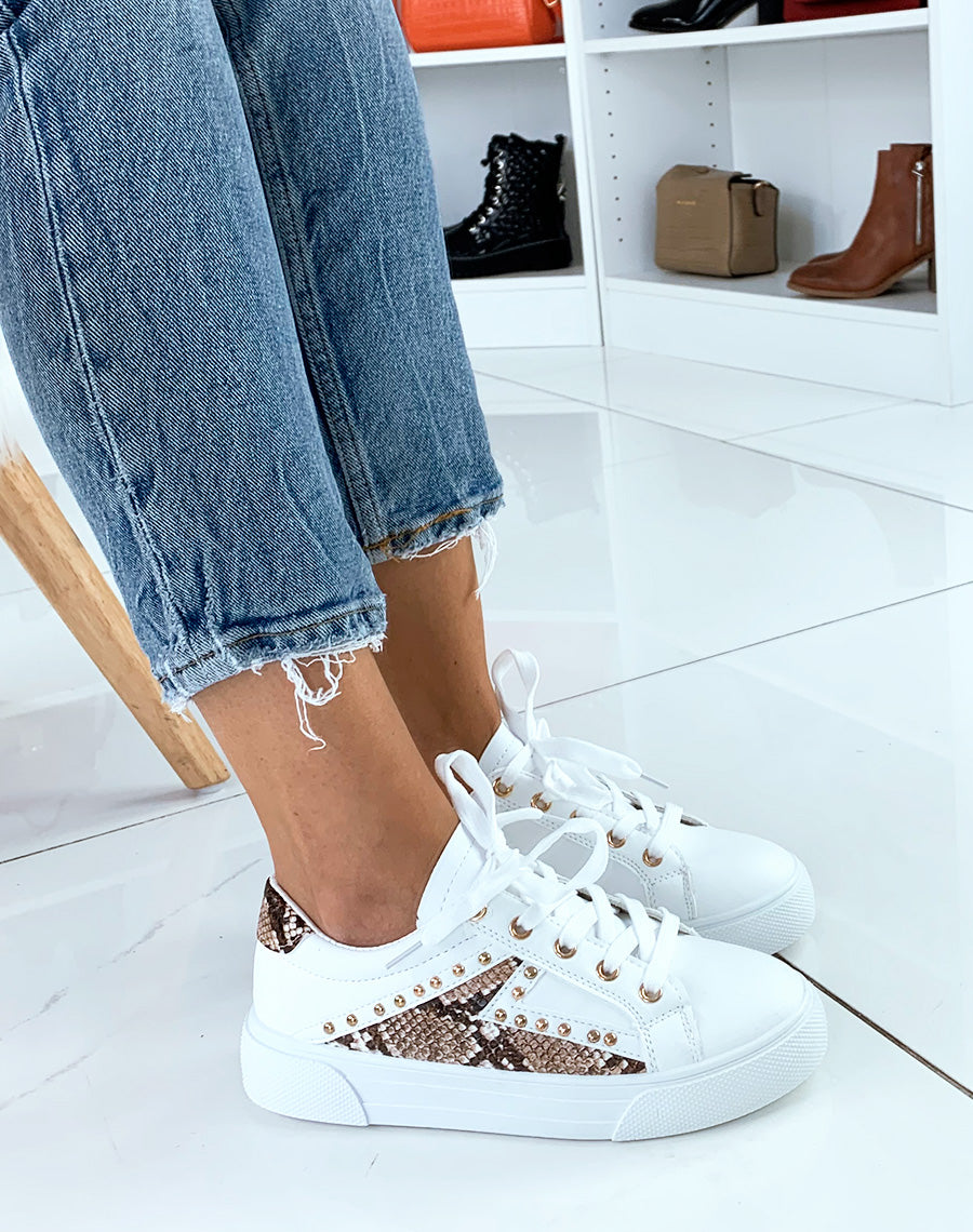 Baskets blanches à semelle épaisse cloutées à empiècements effet python
