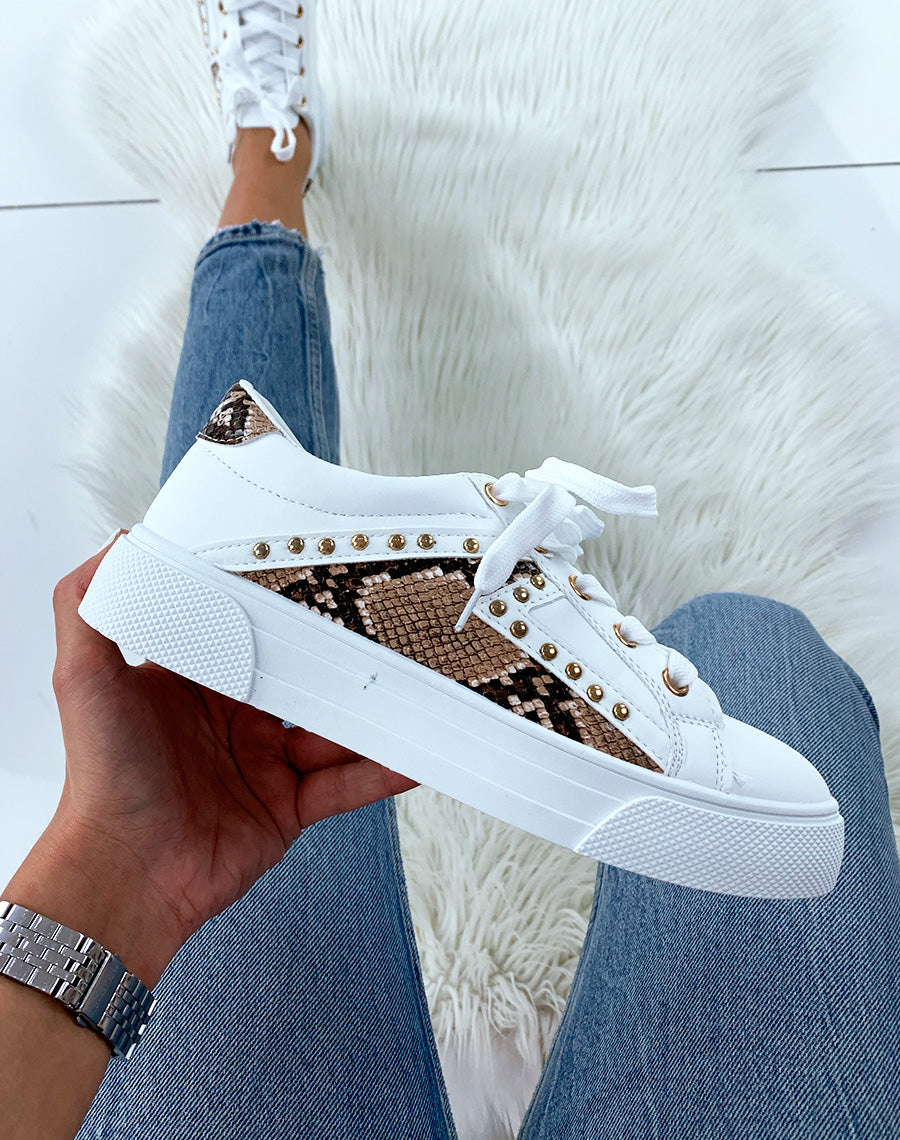 Baskets blanches à semelle épaisse cloutées à empiècements effet python