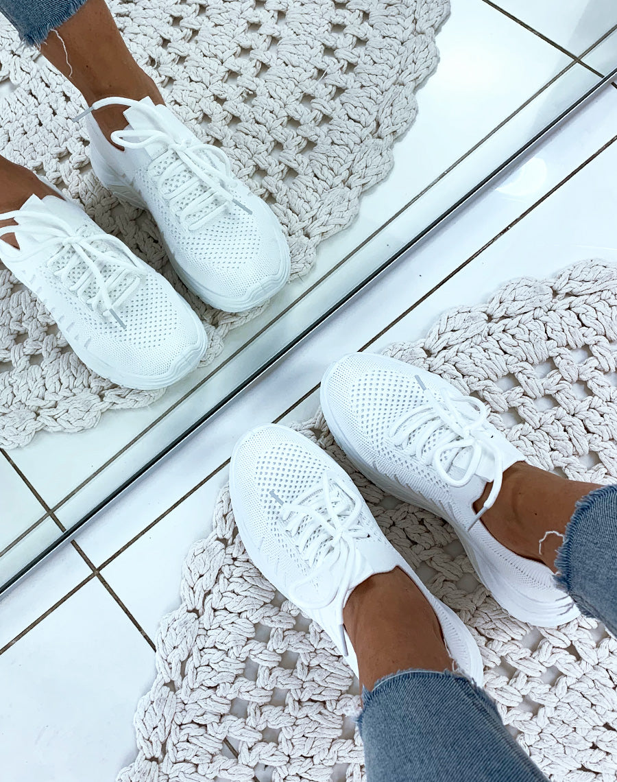 Baskets blanches souples respirantes effet chaussettes