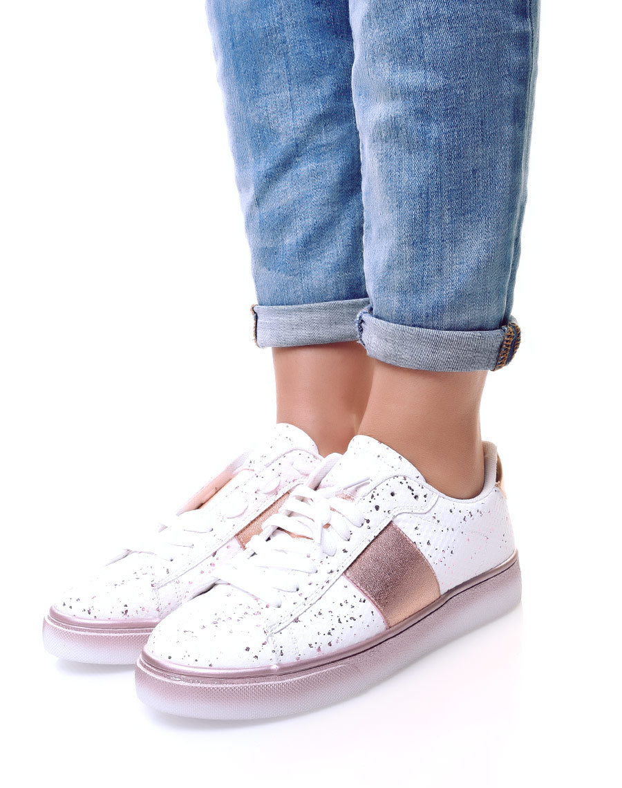 Baskets blanches tachetés rose