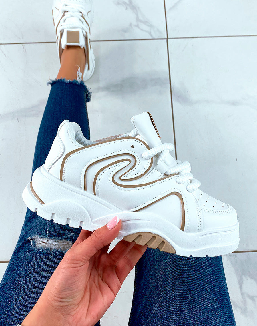 Baskets blanches tendance à empiècement beige et blanc