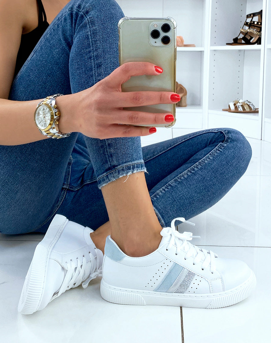 Baskets blanches à triples empiècements bleus et argentés