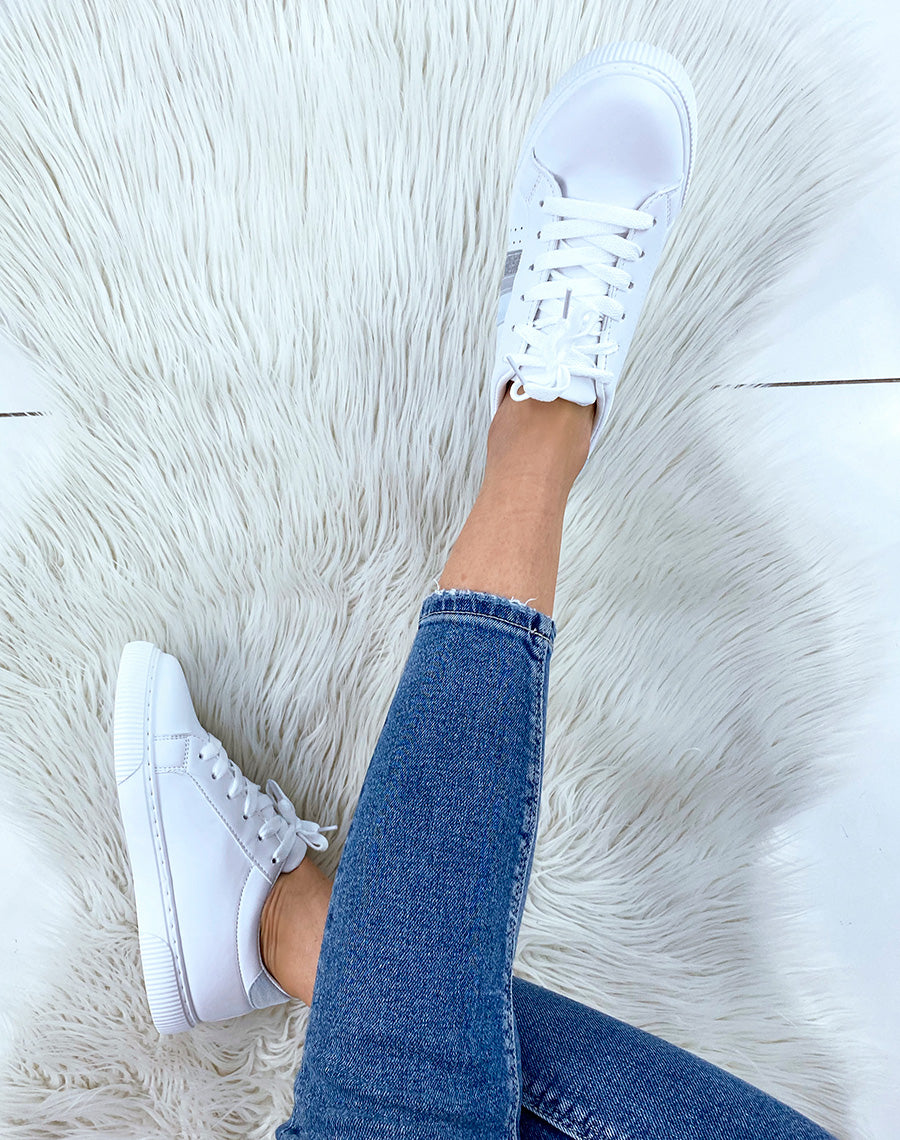 Baskets blanches à triples empiècements bleus et argentés