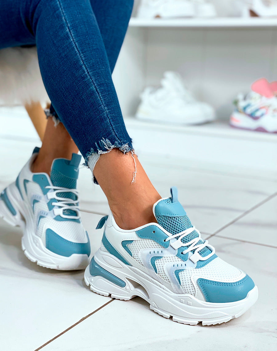 Baskets blancs et bleus aux multiples détails originaux