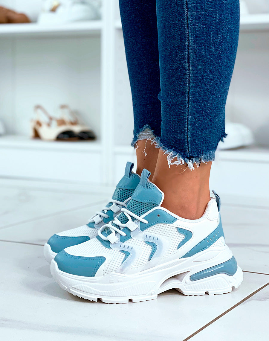 Baskets blancs et bleus aux multiples détails originaux