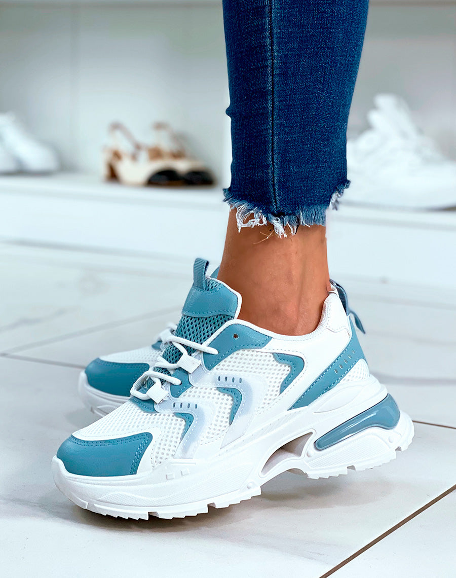 Baskets blancs et bleus aux multiples détails originaux