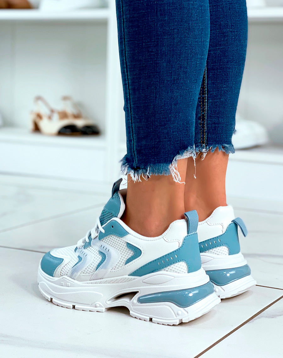 Baskets blancs et bleus aux multiples détails originaux