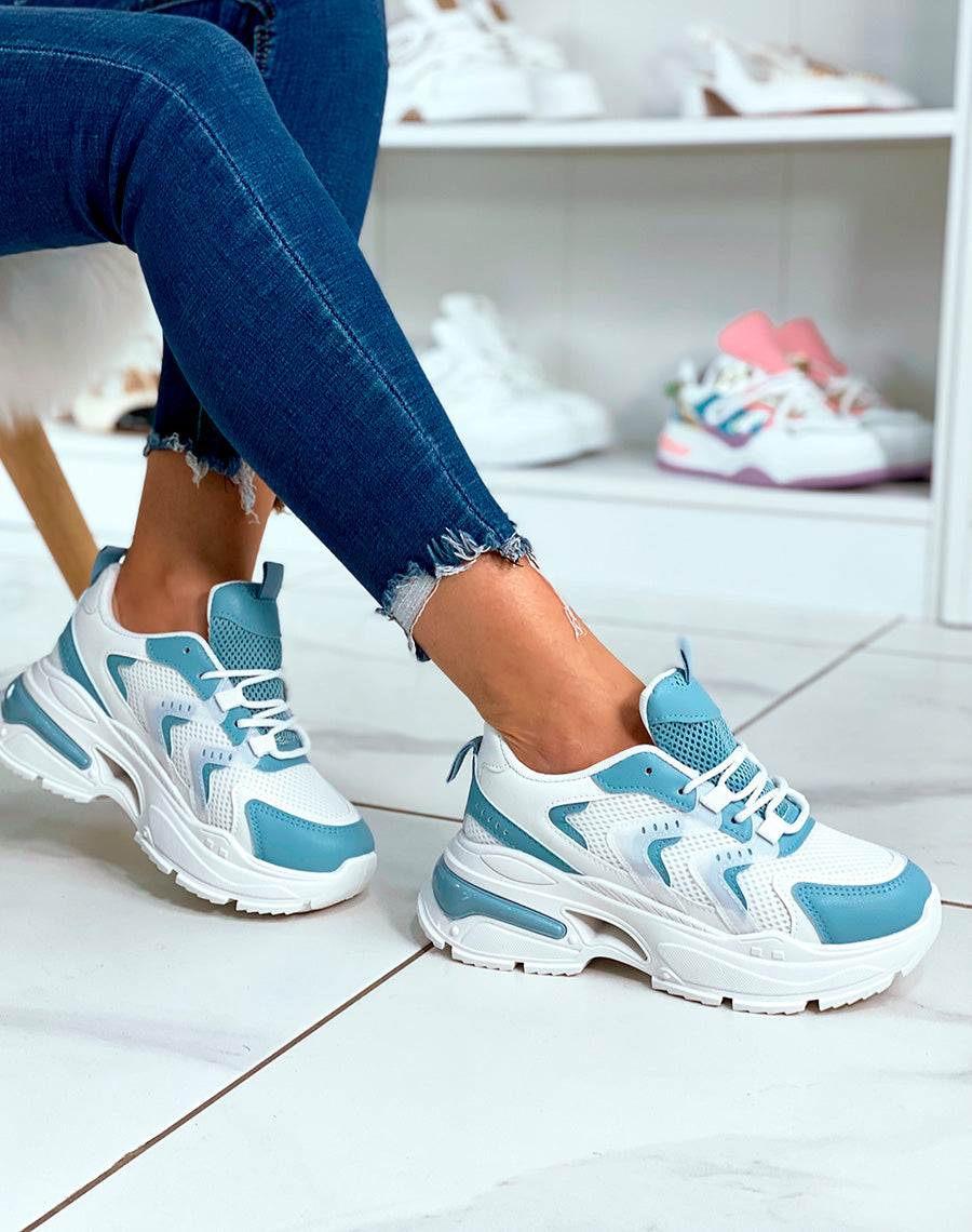 Baskets blancs et bleus aux multiples détails originaux