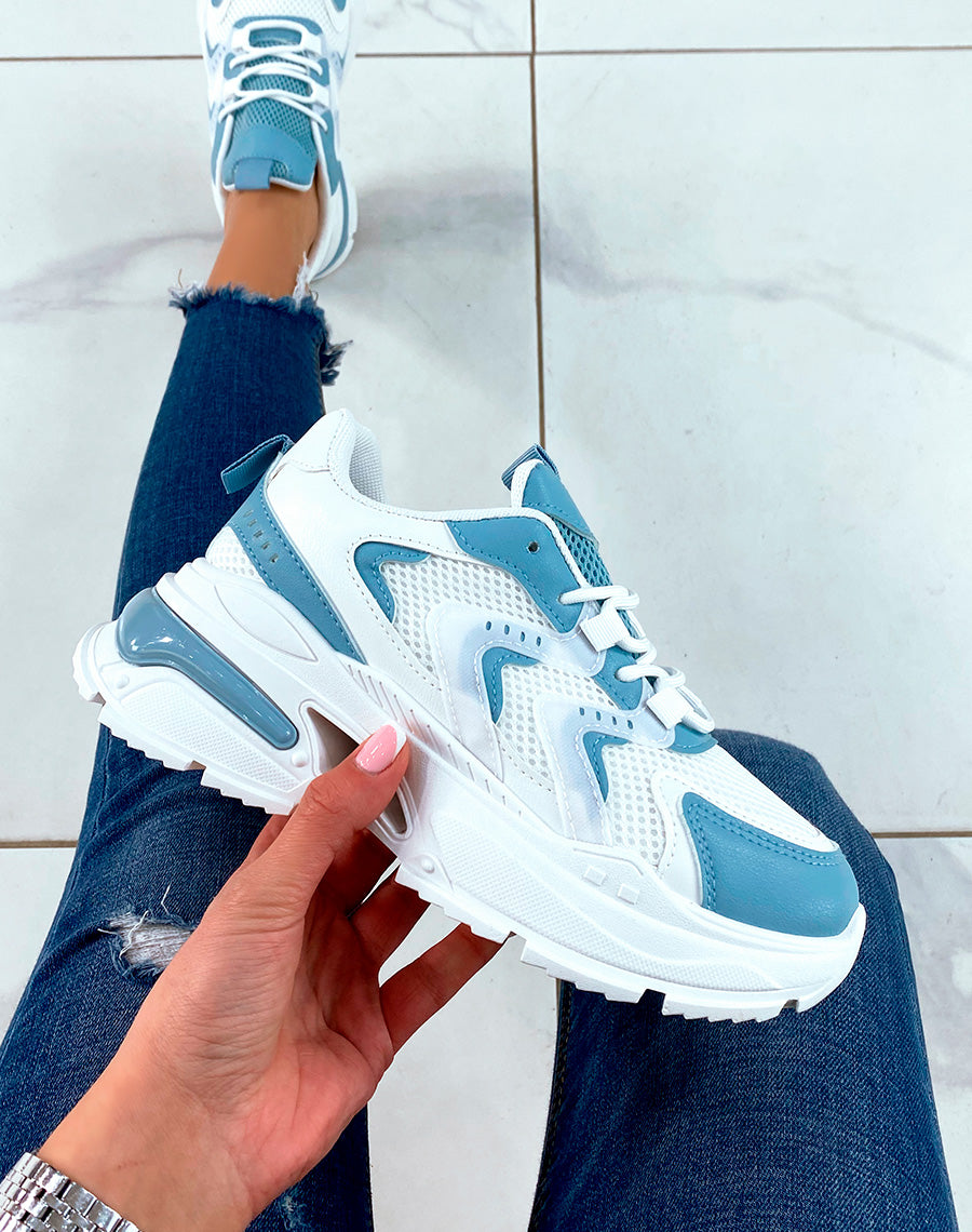 Baskets blancs et bleus aux multiples détails originaux