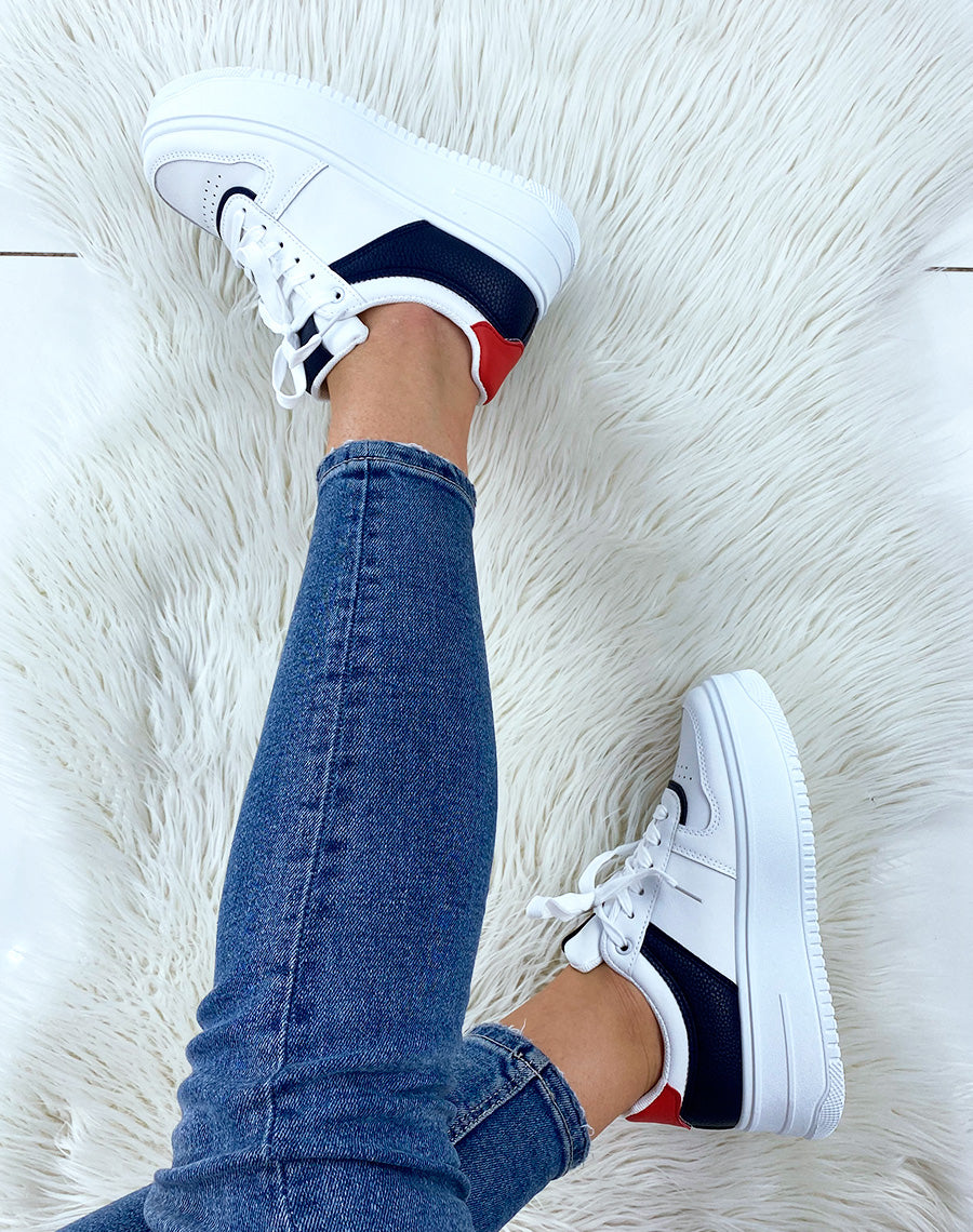 Baskets bleu et rouge