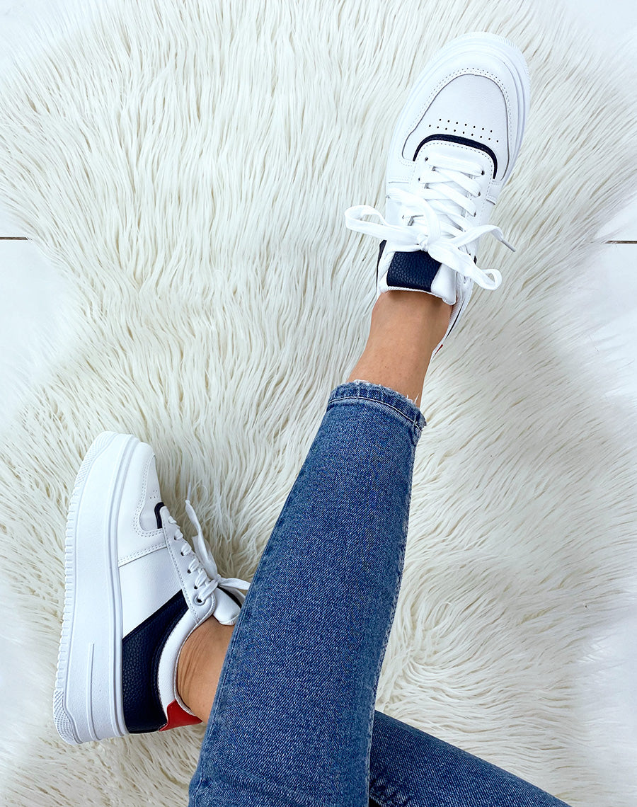 Baskets bleu et rouge