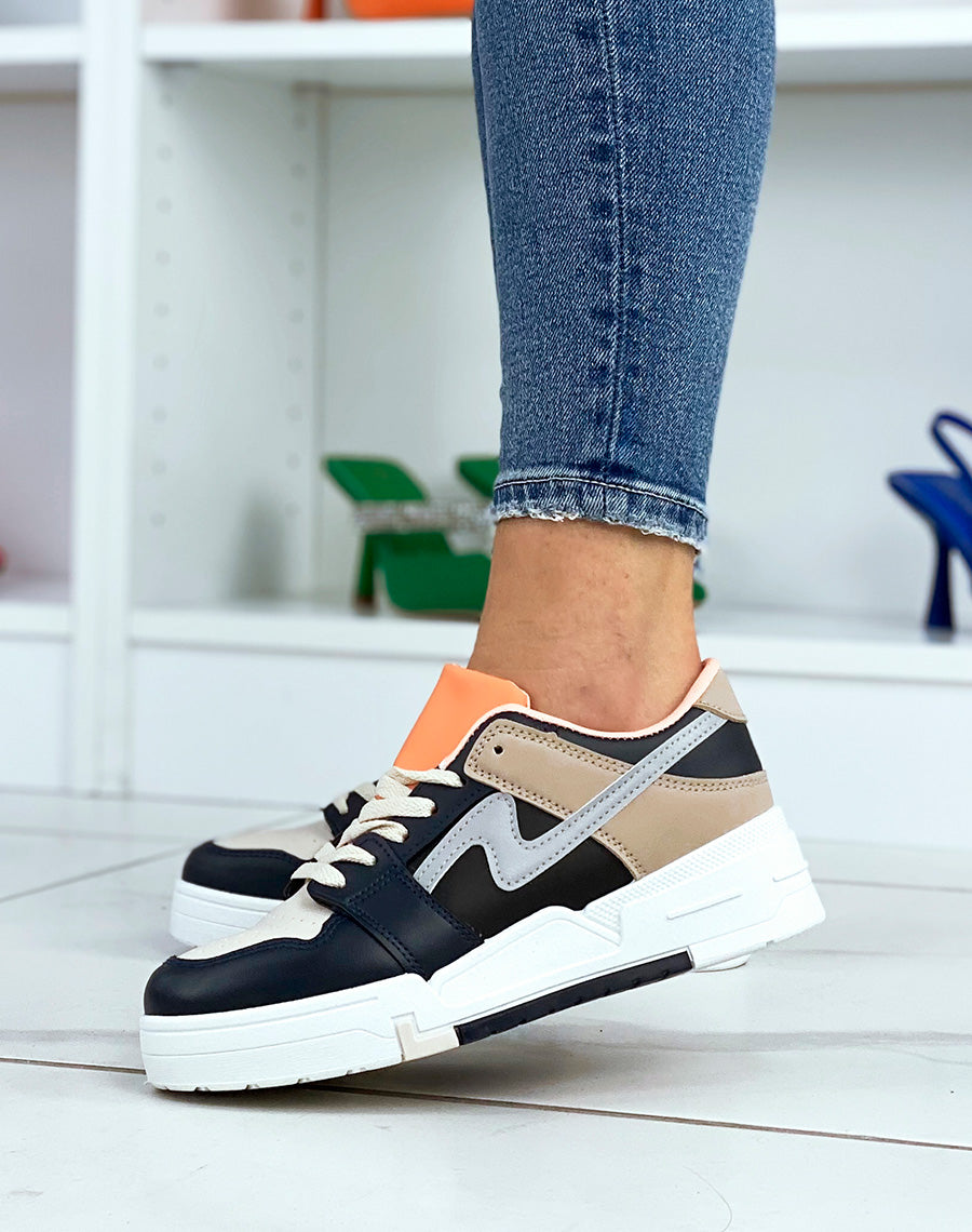 Baskets bleu nuit à empiècements beiges et oranges